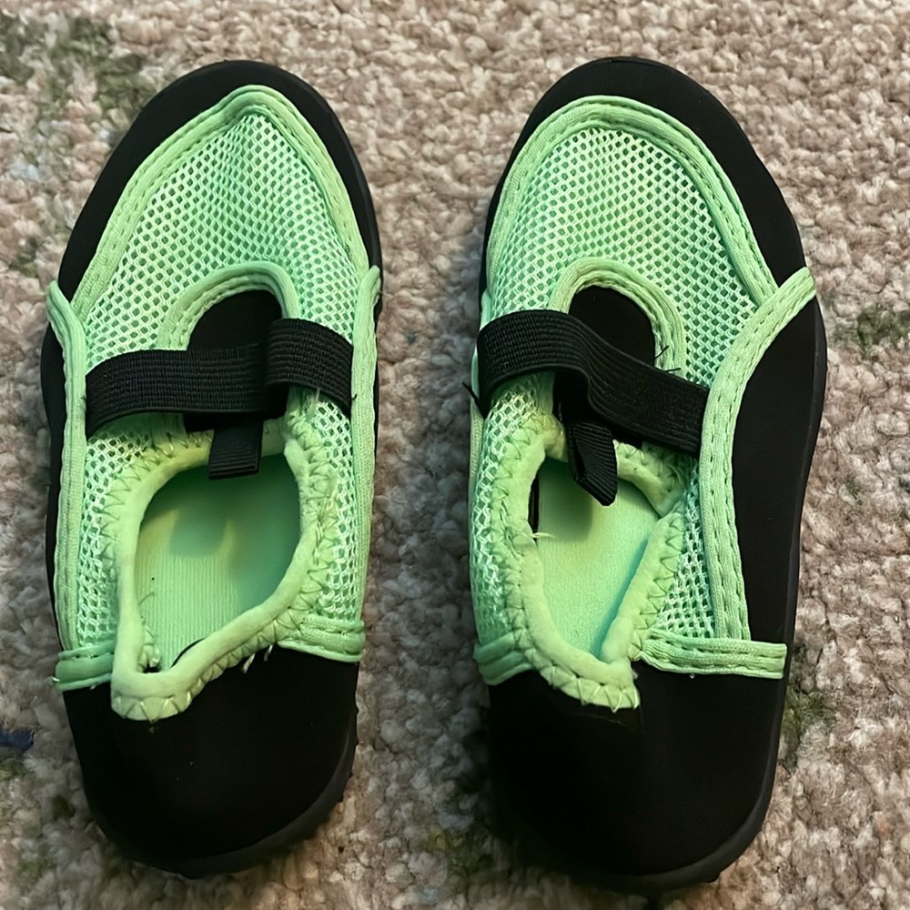 Water shoes size 9/10 toddler